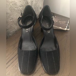 Elegant Ralph Lauren heels black with delicate white lines. Size 8